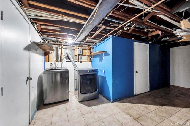 212 Bergen Court, Copiague, NY 11726