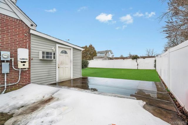 212 Bergen Court, Copiague, NY 11726