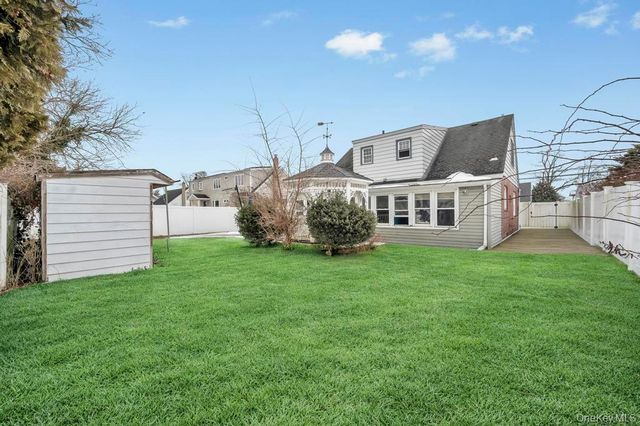 212 Bergen Court, Copiague, NY 11726