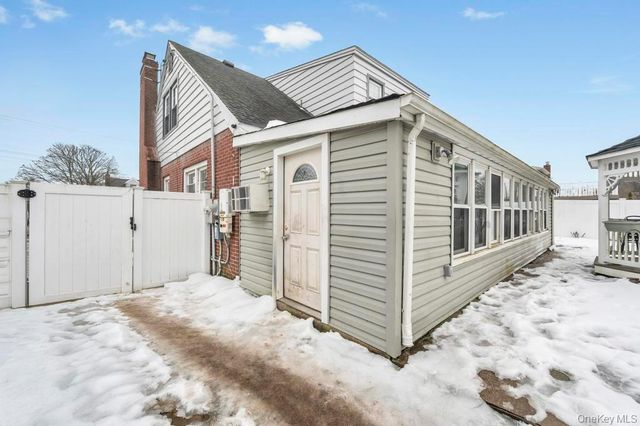 212 Bergen Court, Copiague, NY 11726