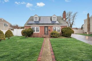 212 Bergen Court, Copiague, NY 11726