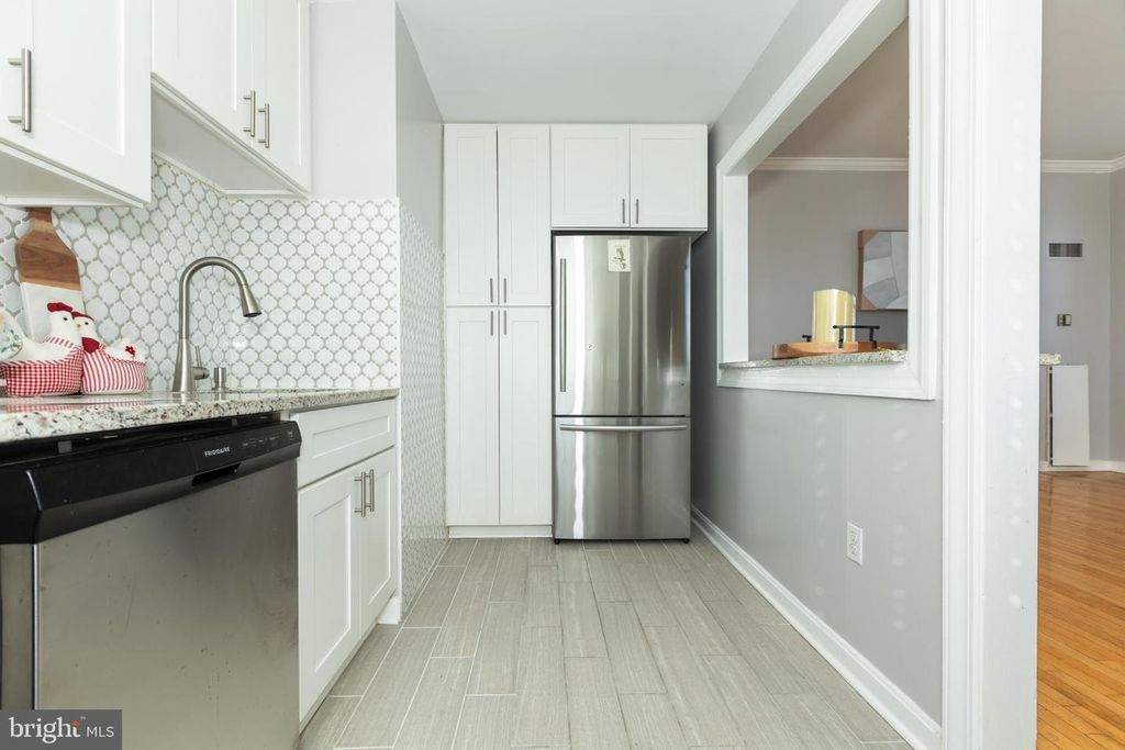 Image 10 of property listing at 1 E CHASE ST #712, Baltimore, MD 21202