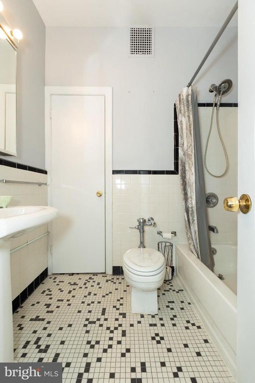 Image 12 of property listing at 1 E CHASE ST #712, Baltimore, MD 21202