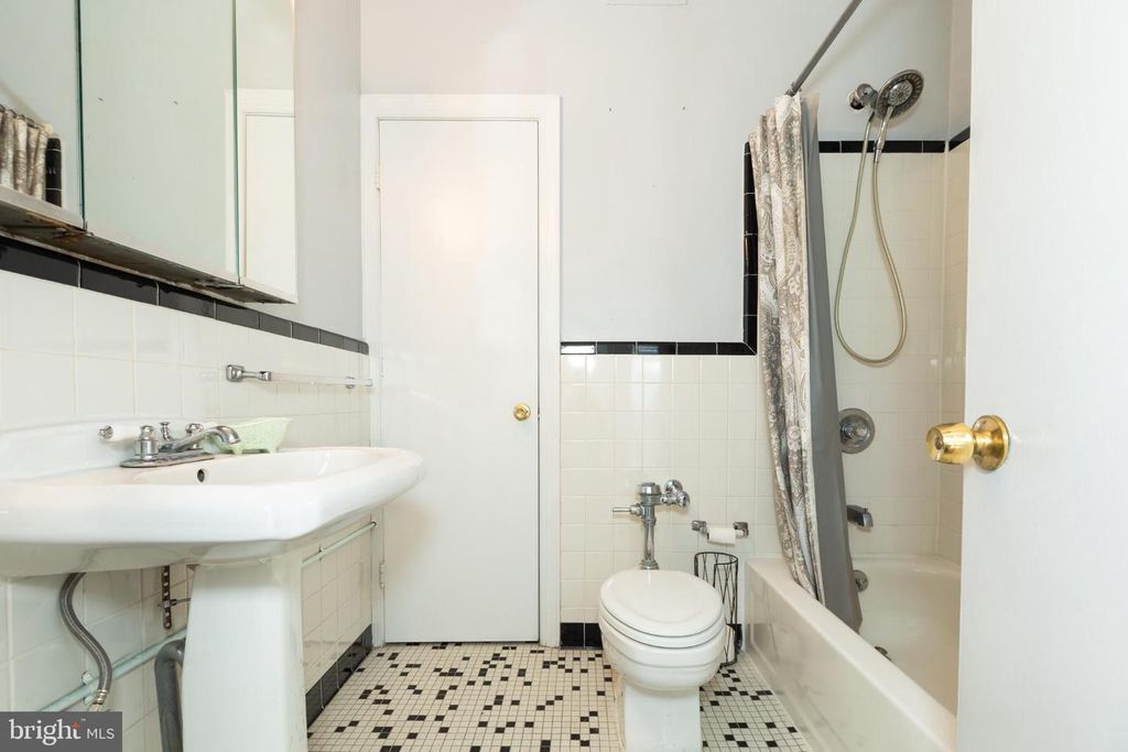 Image 13 of property listing at 1 E CHASE ST #712, Baltimore, MD 21202