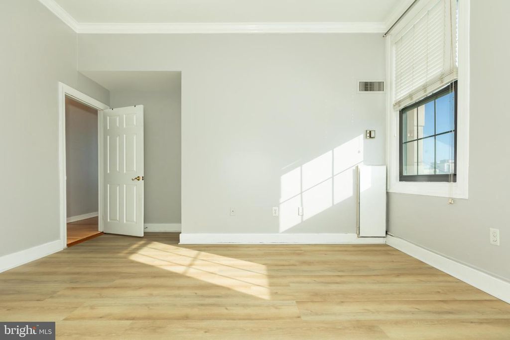 Image 17 of property listing at 1 E CHASE ST #712, Baltimore, MD 21202