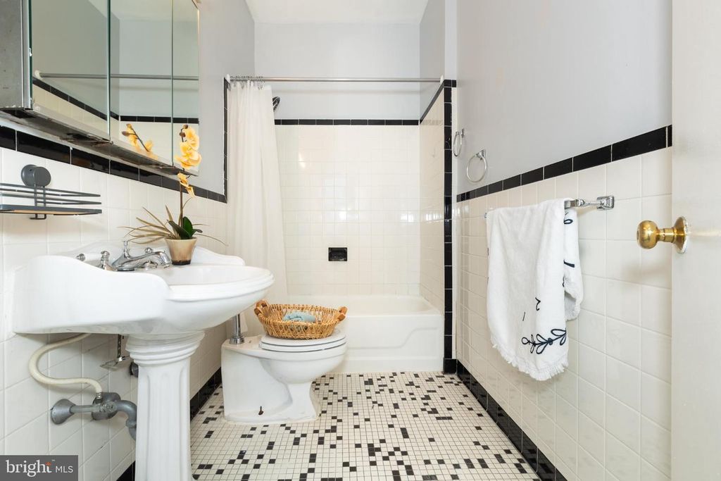 Image 31 of property listing at 1 E CHASE ST #712, Baltimore, MD 21202