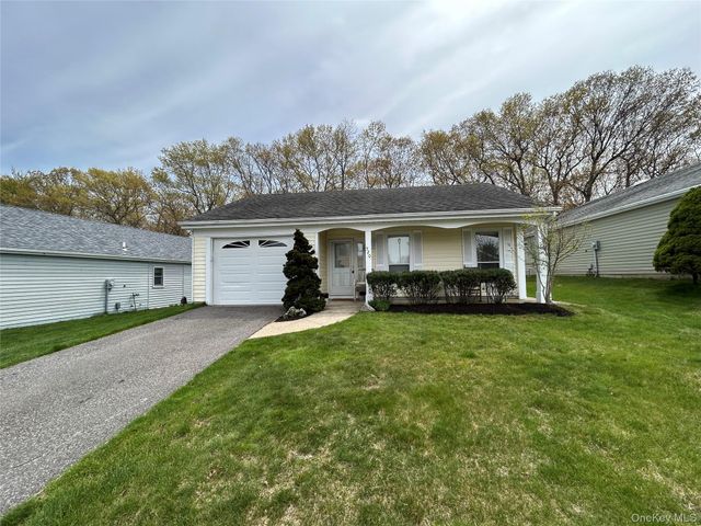 520 Cranston Lane, Ridge, NY 11961
