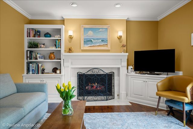 570 Hillside Court, Barrington, IL 60010