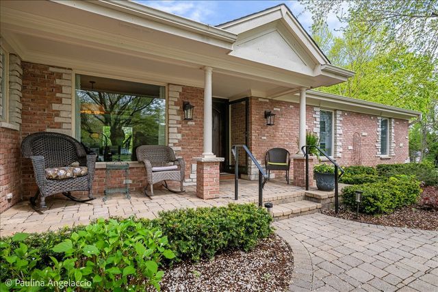 570 Hillside Court, Barrington, IL 60010