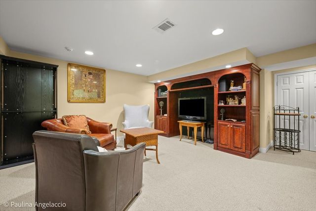 570 Hillside Court, Barrington, IL 60010