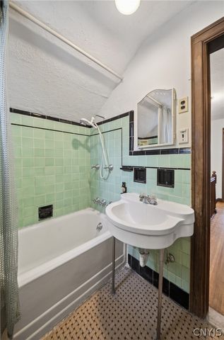 307 Demong Dr, Syracuse, NY 13214