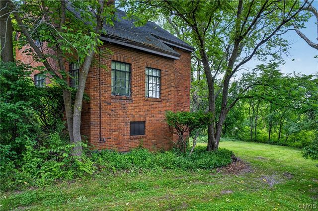 307 Demong Dr, Syracuse, NY 13214