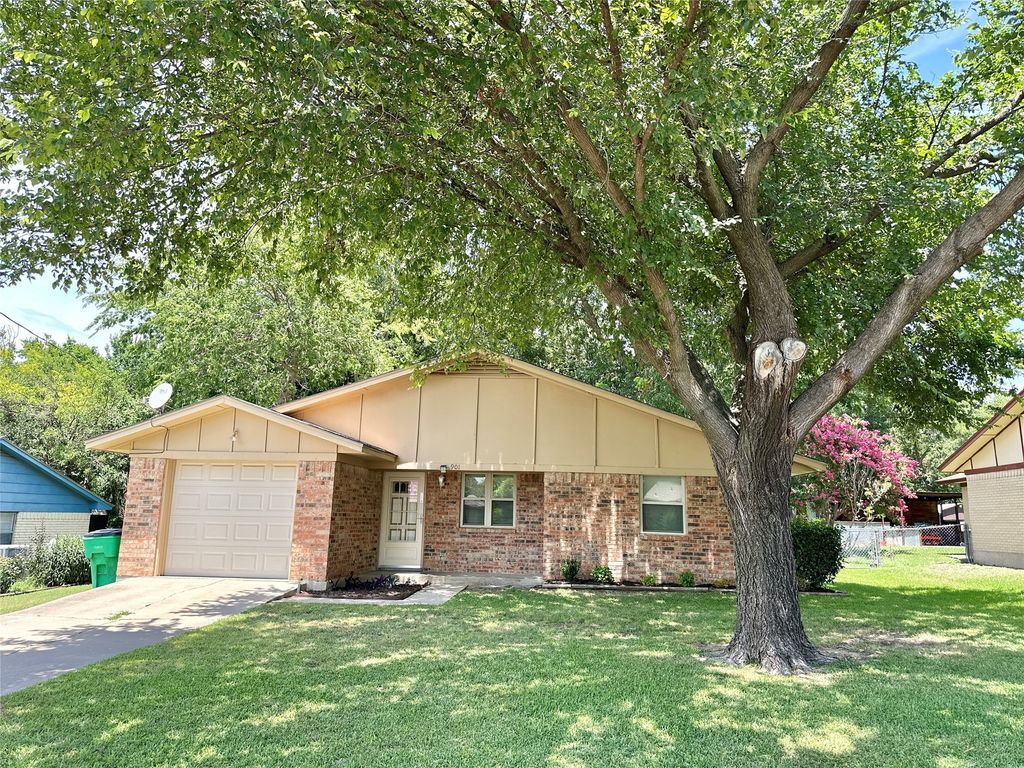 901 W Star Street, Gainesville, TX 76240