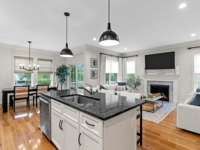7 Sunflower Way, Plymouth, MA 02360