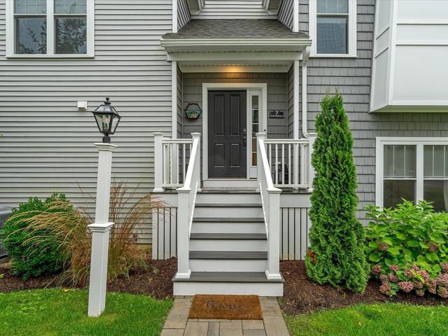 7 Sunflower Way, Plymouth, MA 02360