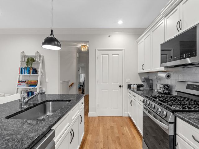 7 Sunflower Way, Plymouth, MA 02360
