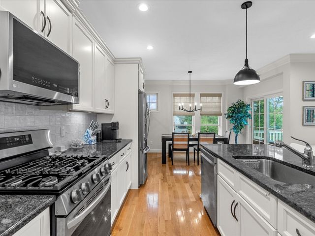 7 Sunflower Way, Plymouth, MA 02360