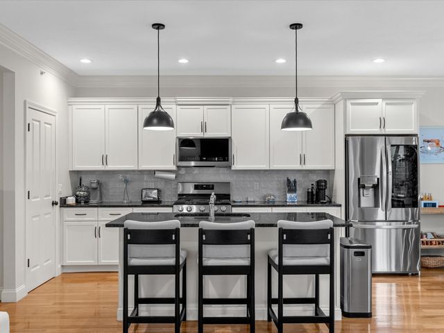 7 Sunflower Way, Plymouth, MA 02360