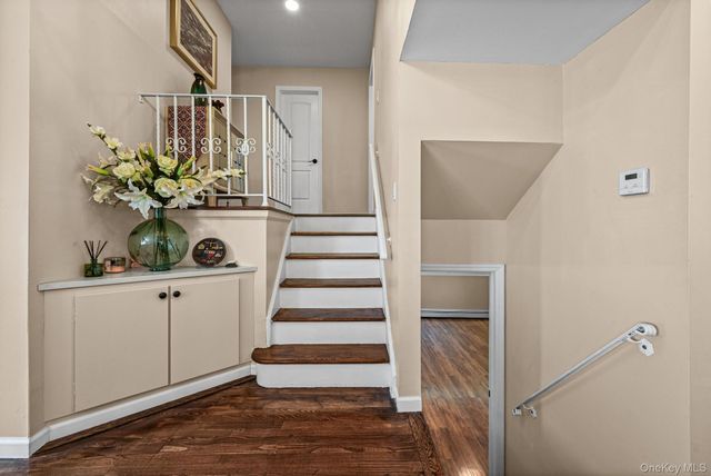 4 Birchwood Park Drive, Syosset, NY 11791