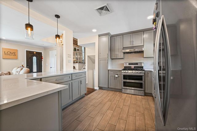 4 Birchwood Park Drive, Syosset, NY 11791