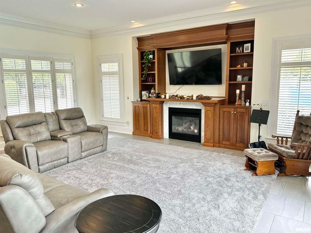 1136 W STATE Street, Jacksonville, IL 62650