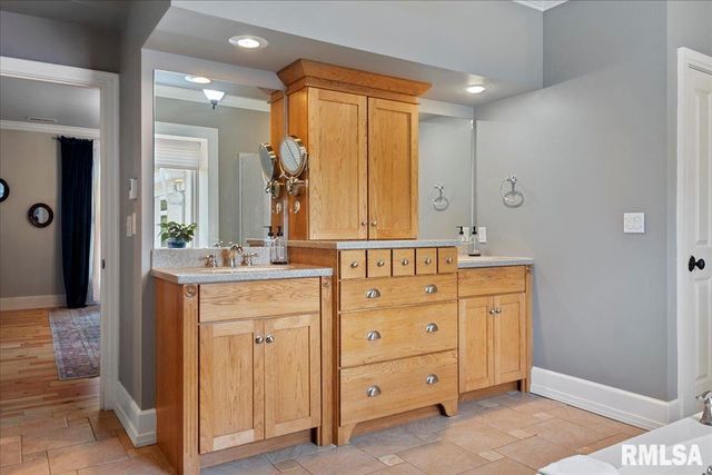 1136 W STATE Street, Jacksonville, IL 62650