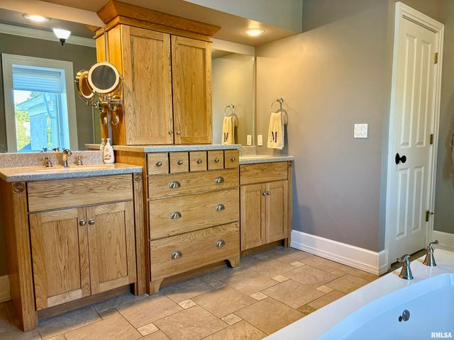 1136 W STATE Street, Jacksonville, IL 62650