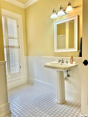 1136 W STATE Street, Jacksonville, IL 62650