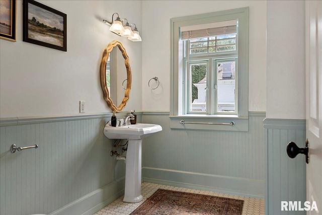 1136 W STATE Street, Jacksonville, IL 62650