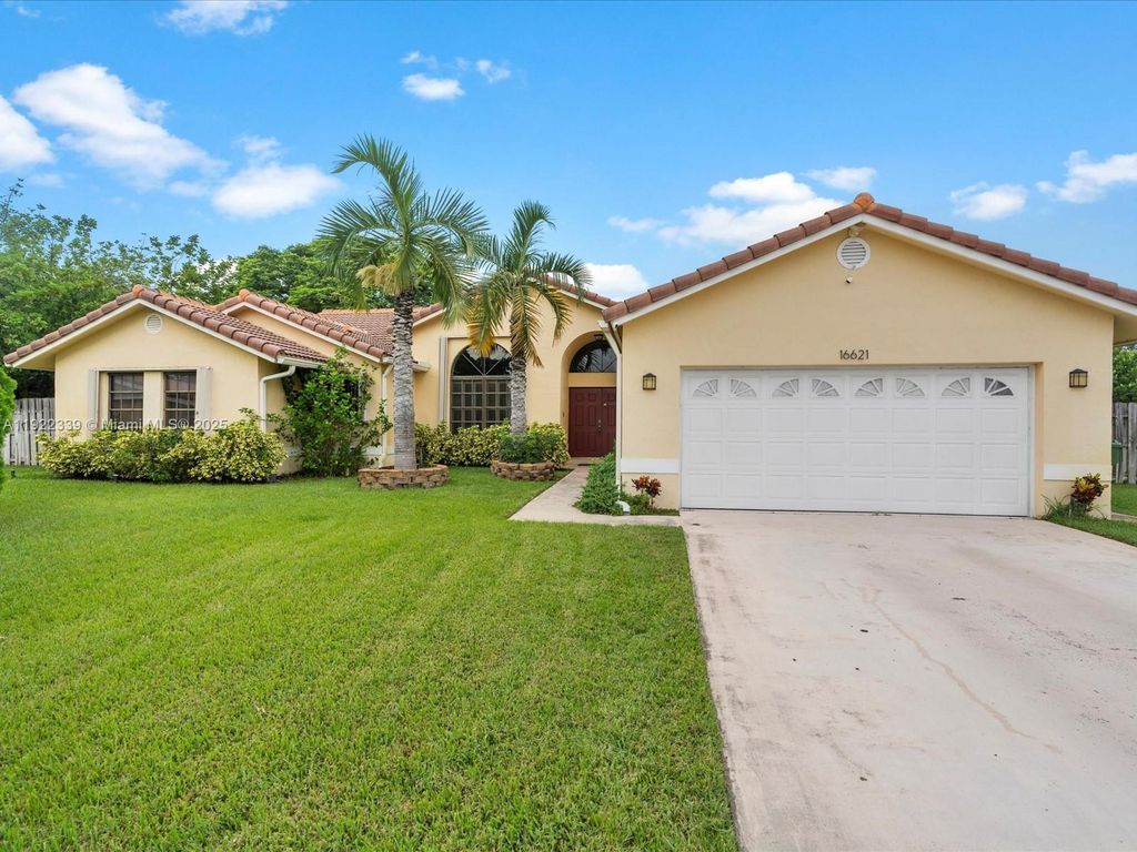 Image 1 of property listing at 16621 Royal Poinciana Ct, Weston, FL 33326