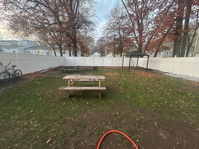 62 Washburn St, Springfield, MA 01107