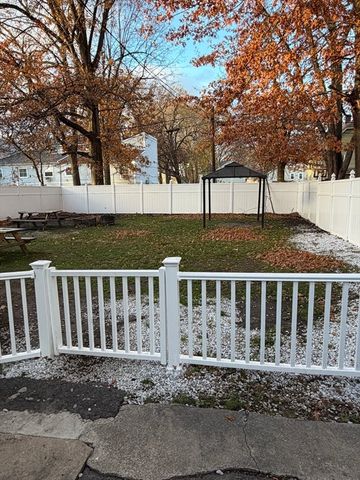 62 Washburn St, Springfield, MA 01107