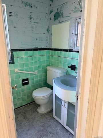 18303 Santa Barbara Drive, Detroit, MI 48221