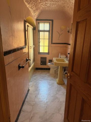 18303 Santa Barbara Drive, Detroit, MI 48221