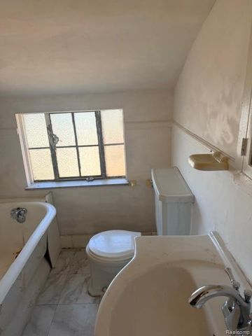 18303 Santa Barbara Drive, Detroit, MI 48221