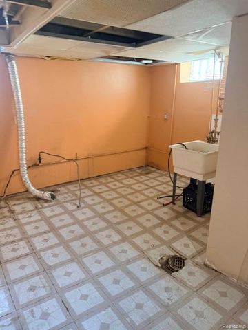 18303 Santa Barbara Drive, Detroit, MI 48221