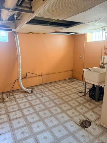 18303 Santa Barbara Drive, Detroit, MI 48221