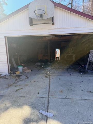 18303 Santa Barbara Drive, Detroit, MI 48221