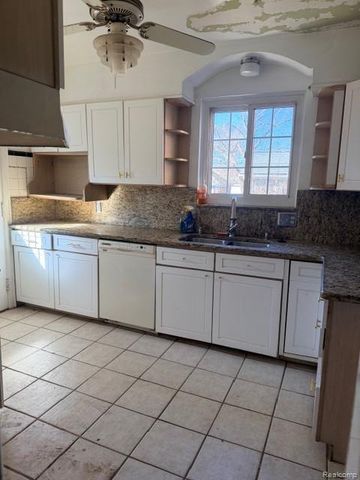 18303 Santa Barbara Drive, Detroit, MI 48221