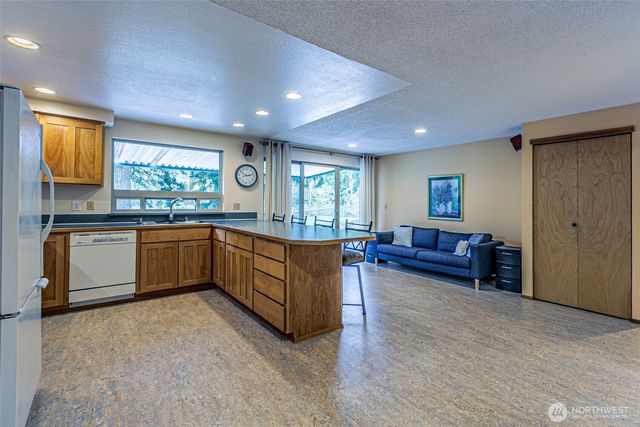 1808 Riverview Drive NE, Auburn, WA 98002