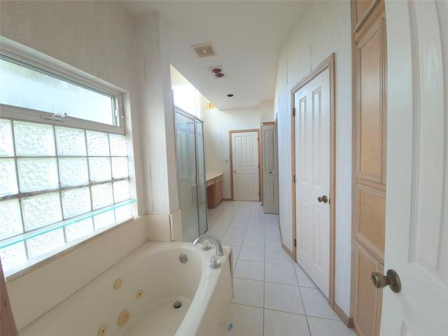1823 Port O Call Street, Tiki Island, TX 77554