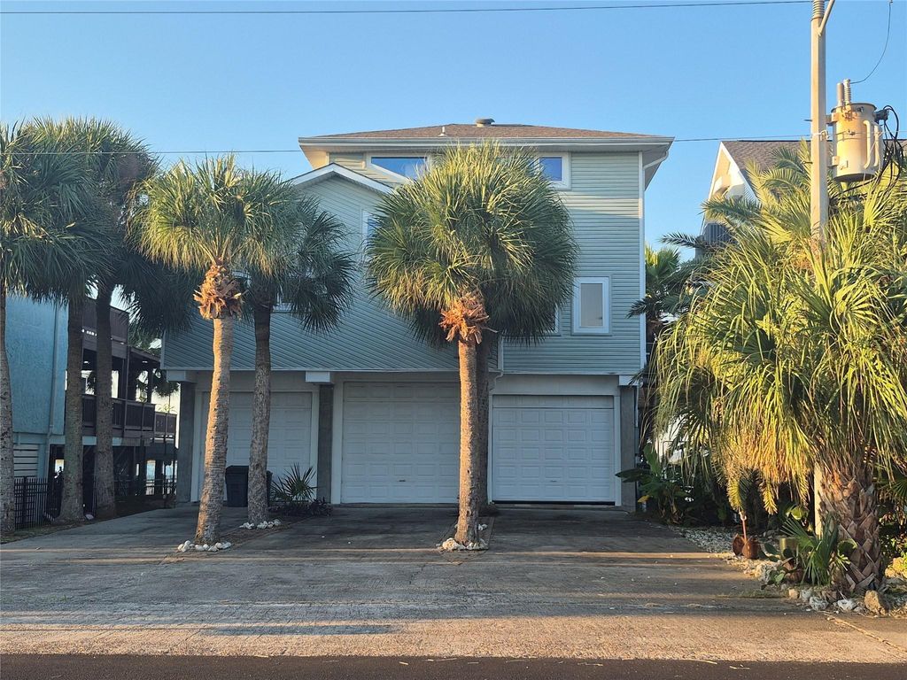 1823 Port O Call Street, Tiki Island, TX 77554