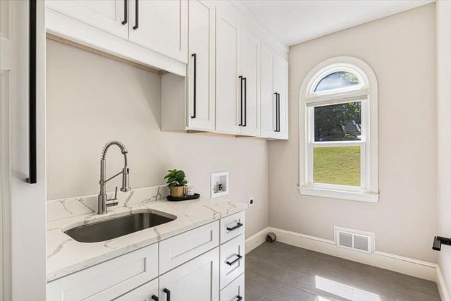 3851 Glenhurst Drive SE, Smyrna, GA 30080