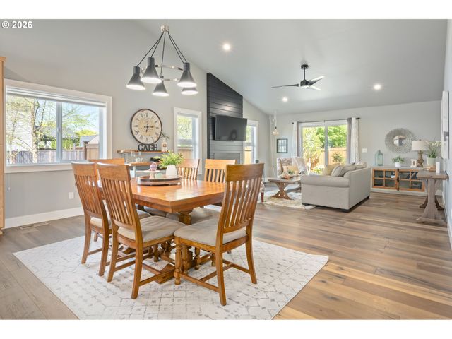 3297 KORBEL St, Eugene, OR 97404