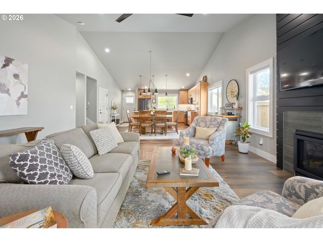 3297 KORBEL St, Eugene, OR 97404