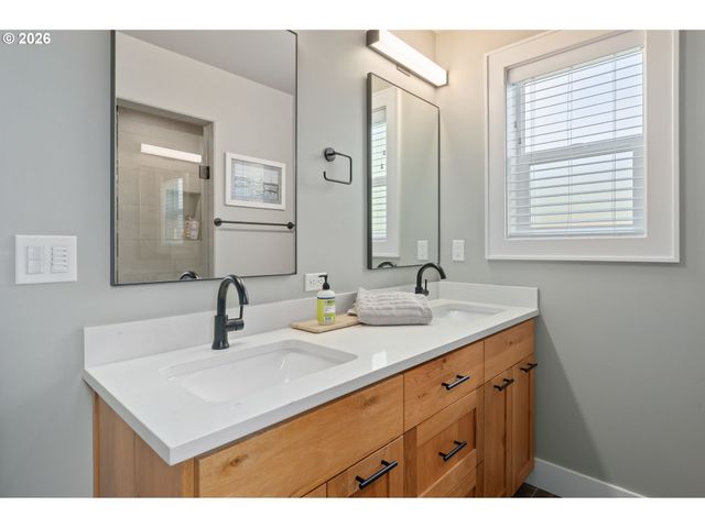 3297 KORBEL St, Eugene, OR 97404