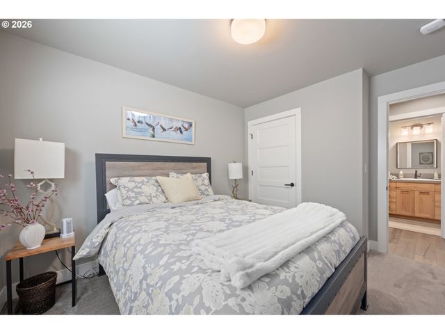 3297 KORBEL St, Eugene, OR 97404