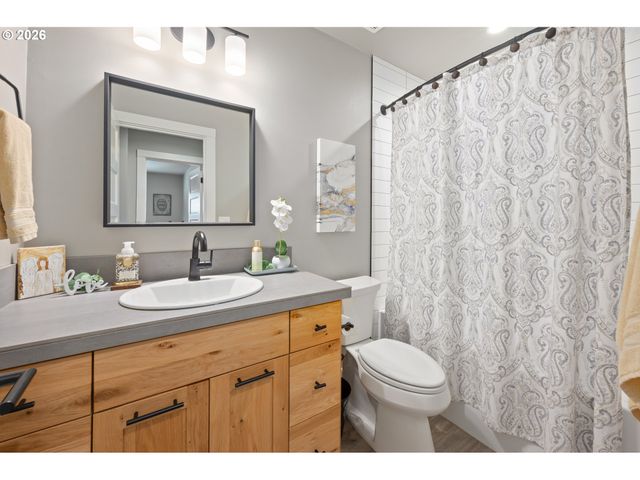 3297 KORBEL St, Eugene, OR 97404