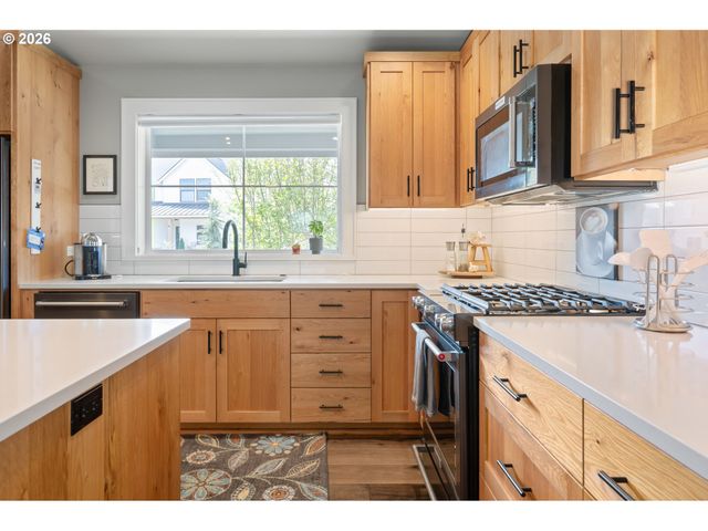 3297 KORBEL St, Eugene, OR 97404