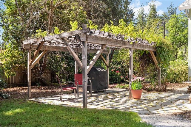 10041 Greenwood Rd, Grass Valley, CA 95945